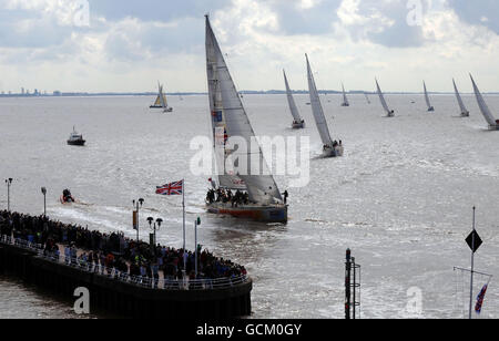 Auf dem Weg ins Ziel treffen die Yachten des Clipper Round the World Race heute auf dem River Humber in Hull ein, um ihre 35,000-Meilen-Challenge zu absolvieren. Stockfoto