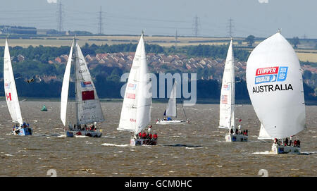 Auf dem Weg ins Ziel treffen die Yachten des Clipper Round the World Race heute auf dem River Humber in Hull ein, um ihre 35,000-Meilen-Challenge zu absolvieren. Stockfoto