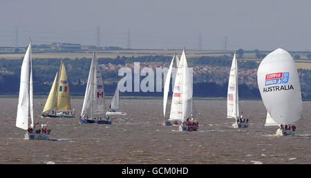 Auf dem Weg ins Ziel treffen die Yachten des Clipper Round the World Race heute auf dem River Humber in Hull ein, um ihre 35,000-Meilen-Challenge zu absolvieren. Stockfoto