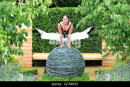 Die britische Turnerin Beth Tweddle im „Embracing Tranquility“-Garten von Elizabeth Daley bei der RHS Flower Show im Tatton Park, Knutsford, Tscheshire. Stockfoto