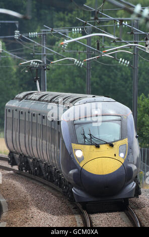 Gesamtansicht eines Hitachi Class 395 Javelin-Zuges auf der Hochgeschwindigkeitsstrecke 1 Channel Tunnel Rail Link in der Nähe von Charing, Kent. Stockfoto