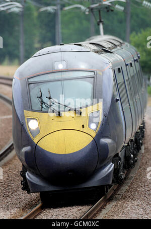 Gesamtansicht eines Hitachi Class 395 Javelin-Zuges auf der Hochgeschwindigkeitsstrecke 1 Channel Tunnel Rail Link in der Nähe von Charing, Kent. Stockfoto