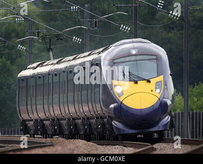 Gesamtansicht eines Hitachi Class 395 Javelin-Zuges auf der Hochgeschwindigkeitsstrecke 1 Channel Tunnel Rail Link in der Nähe von Charing, Kent. Stockfoto