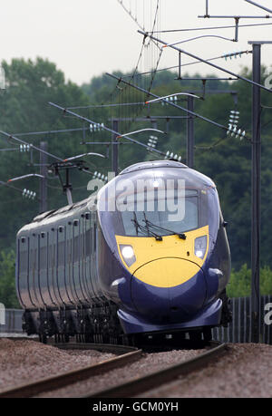 Gesamtansicht eines Hitachi Class 395 Javelin-Zuges auf der Hochgeschwindigkeitsstrecke 1 Channel Tunnel Rail Link in der Nähe von Charing, Kent. Stockfoto