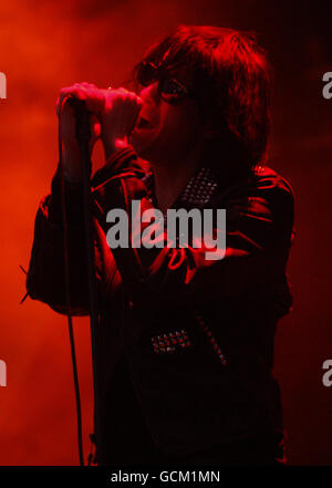 Julian Casablancas von The Strokes tritt während des RockNess Musikfestivals in der Nähe von Inverness, Schottland, auf. Bilddatum: Sonntag, 13. Juni 2010. Bildnachweis sollte lauten: Danny Lawson/PA Wire Stockfoto