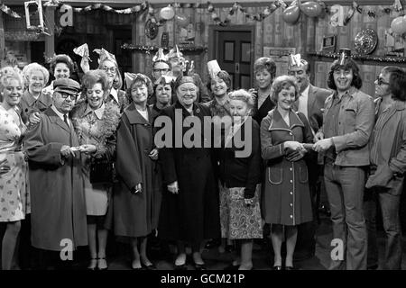 Coronation Street Stars während einer Weihnachtsparty-Sequenz bei The Rovers Return. Von links nach rechts, Julie Goodyear als Bet Lynch; Doris Speed als Annie Walker; Jack Howarth als Albert Tatlock; Betty Driver als Betty Turpin (hinten); Barbara Knox als Rita Littlewood; Anne Kirkbride als Deidre Hunt (hinten), als Jean Alexander als Hilda Ogden; nicht identifiziert; Stephen Hancock als Ernest Bishop; Als Geoffrey Hughes als Eddie Yeats (hinten); Violet Carson als Ena Sharples; Eileen Derbyshire als Emily Bishop; Margo Bryant als Minnie Caldwell; nicht identifiziert; Thelma Barlow als Mavis Riley; Bernard Youens als Stan Stockfoto