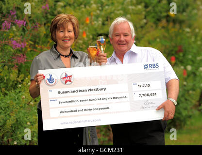 Susan und Ivan Westbury, beide 64, aus Nottingham, feiern am Samstag bei einer Pressekonferenz im Bestwood Lodge Hotel, Nottingham, nach dem Gewinn von 7,706,631 in der National Lottery. Stockfoto