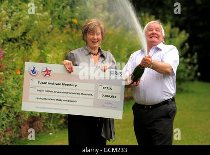 Susan und Ivan Westbury, beide 64, aus Nottingham, feiern am Samstag bei einer Pressekonferenz im Bestwood Lodge Hotel, Nottingham, nach dem Gewinn von 7,706,631 in der National Lottery. Stockfoto