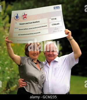 Susan und Ivan Westbury, beide 64, aus Nottingham, feiern am Samstag bei einer Pressekonferenz im Bestwood Lodge Hotel, Nottingham, nach dem Gewinn von 7,706,631 in der National Lottery. Stockfoto