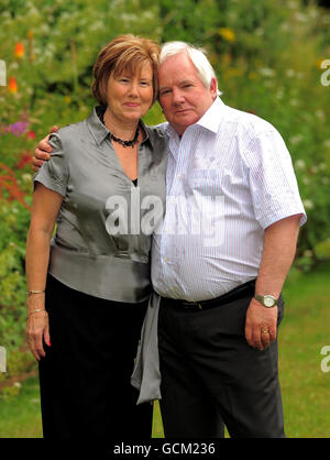 Susan und Ivan Westbury, beide 64, aus Nottingham, feiern am Samstag bei einer Pressekonferenz im Bestwood Lodge Hotel, Nottingham, nach dem Gewinn von 7,706,631 in der National Lottery. Stockfoto