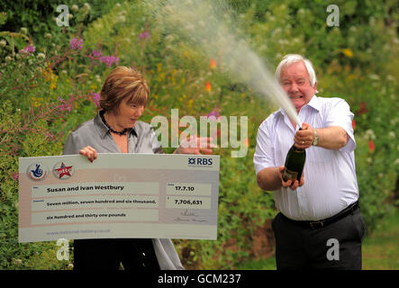 Susan und Ivan Westbury, beide 64, aus Nottingham, feiern am Samstag bei einer Pressekonferenz im Bestwood Lodge Hotel, Nottingham, nach dem Gewinn von 7,706,631 in der National Lottery. Stockfoto