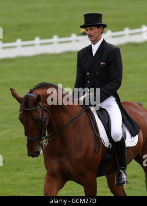 Reiten - Mitsubishi Motors Badminton Horse Trials 2010 - Tag 1 - Gloucestershire Park. Der Neuseeländer Mark Todd im Grass Valley während der Dressur Stockfoto