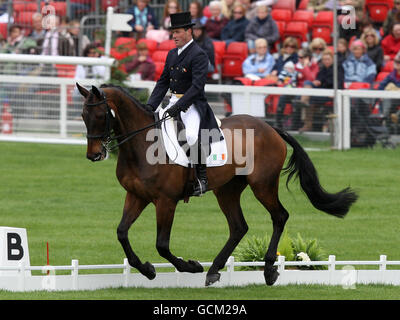 Reiten - Mitsubishi Motors Badminton Horse Trials 2010 - Tag 1 - Gloucestershire Park. Irlands Michael Ryan auf der Old Road während der Dressur Stockfoto