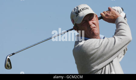 Carl Mason auf dem 10. Loch während der British Senior Open im Carnoustie Golf Club, Angus. Stockfoto