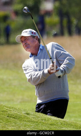 Carl Mason auf dem 10. Loch während der British Senior Open im Carnoustie Golf Club, Angus. Stockfoto