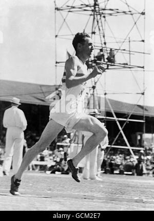 Leichtathletik - vierte Spiele des britischen Empire - 3-Meilen-Finale der Männer - Eden Park, Auckland. Der englische Len Eyre hat beim drei-Meilen-Rennen ein tolles Ziel, was ihm den Sieg über den Neuseeländer Harold Nelson bescherte. Stockfoto