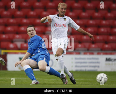 Les Davies von Bangor City tusles mit Honka Espoos Roope Heilala während der Europa League, der zweiten Qualifikationsrunde, der zweiten Etappe auf dem Pferderennbahn-Gelände, Wrexham. Stockfoto