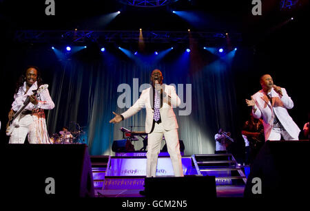 (Von links nach rechts) Verdine White, Philip Bailey und Ralph Johnson von Earth, Wind and Fire treten in der Arena 02 im Zentrum Londons auf. Stockfoto