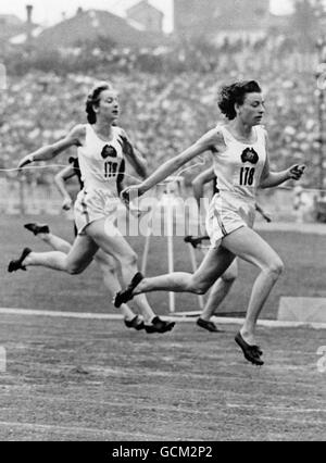 Marjorie Jackson aus Australien gewann das 220-Meter-Finale der Frauen vor Shirley Strickland (Australien) und Daphne Robb (Südafrika), versteckt im Hintergrund. Stockfoto