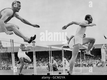 Peter Gardner aus Australien, der die Veranstaltung gewann, Ray Weinberg aus Australien im Hintergrund, Zweiter, und Tom Lavery aus Südafrika, links, Dritter. Stockfoto