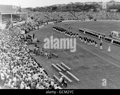 Das England Team marschierte während der Parade der Athleten bei der Eröffnungsfeier der Vierten Spiele des Britischen Imperium im Eden Park, Auckland, um die Strecke. Stockfoto