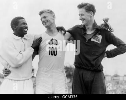 John Winter aus Australien erhält Glückwünsche der Totheizer für den zweiten Platz, nachdem er das High Jump-Finale gewonnen hatte. Links ist Joshua Majekodunmi aus Nigeria und rechts Alan Pherson aus Schottland. Stockfoto