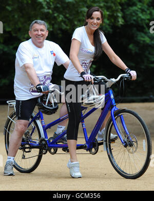 Miss England Lance Corporal Katrina Hodge und der ehemalige englische Fußballmanager Graham Taylor starten die jährliche Fahrradtour der Royal British Legion Pedal nach Paris auf einem Tandem-Fahrrad in London. Stockfoto