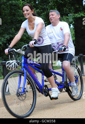 Miss England Lance Corporal Katrina Hodge und der ehemalige englische Fußballmanager Graham Taylor starten die jährliche Fahrradtour der Royal British Legion Pedal nach Paris auf einem Tandem-Fahrrad in London. Stockfoto