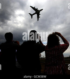 ALTERNATIVES ERNTEGUT. Besucher der Farnborough International Air Show beobachten heute, wie der Airbus A380 ein Display vervollständigt. Stockfoto