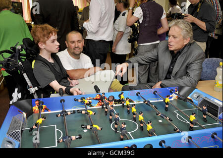 Michael Douglas unterhielt sich mit dem 13-jährigen Kyle Beere und seinem Onkel Andrew Wools aus Cardiff während eines Besuchs im Children's Hospital for Wales in Cardiff, wo er und seine Frau Catherine Zeta Jones Mitarbeiter und Kinder kennenlernten. Stockfoto