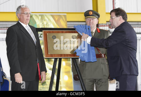 Taoiseach Brian Cowen (rechts), Verteidigungsminister Tony Killeen (links) und Stabschef Generalleutnant Sean McCann enthüllen eine Gedenktafel zum Gedenken an den 50. Jahrestag der ersten Entsendung irischer Friedenstruppen in den Kongo im Flugplatz Casement, Baldonnel. Stockfoto