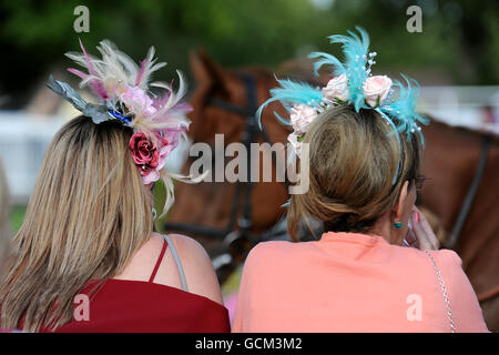 Pferderennen - Vines of Gatwick und Redhill Ladies' Evening - mit Girls B Loud - Lingfield Park. Racegoers studieren die Form im Paradering Stockfoto