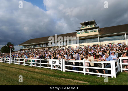 Pferderennen - Reben von Gatwick und Redhill Damen Abend - mit Mädchen B laut - Lingfield Park Stockfoto