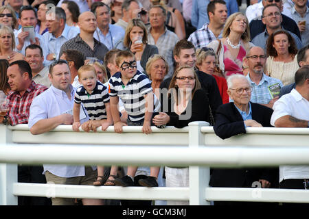 Ein gepackter Stand im Lingfield Park Genießen Sie den Spaß Ladies Night Stockfoto