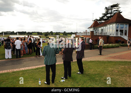 Pferderennen - Vines of Gatwick und Redhill Ladies' Evening - mit Girls B Loud - Lingfield Park. Unterhaltung im Lingfield Park Stockfoto