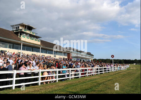 Pferderennen - Reben von Gatwick und Redhill Damen Abend - mit Mädchen B laut - Lingfield Park Stockfoto