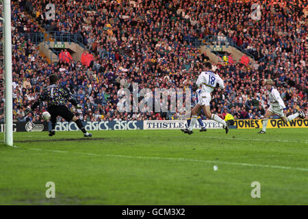 Fußball - FA Carling Premiership - Leeds United / Sheffield Mittwoch - Elland Road. Chris Bart-Williams, Sheffield wednesday, erzielt sein erstes Tor gegen Leeds United. Stockfoto