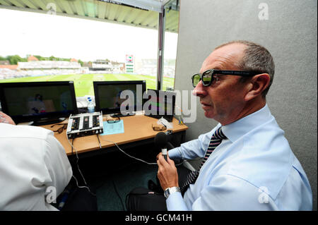 Cricket - NatWest Series - First One Day International - England / Bangladesch - Trent Bridge. David Lloyd, Kommentator des Sky-Fernsehens, sieht das Spiel mit einer speziellen Brille für die 3D-Wiedergabe Stockfoto