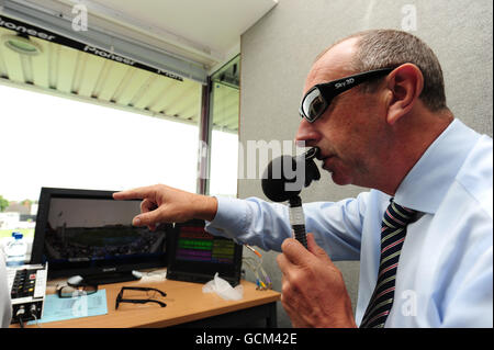 Cricket - NatWest Series - First One Day International - England / Bangladesch - Trent Bridge. David Lloyd, Kommentator des Sky-Fernsehens, sieht das Spiel mit einer speziellen Brille für die 3D-Wiedergabe Stockfoto