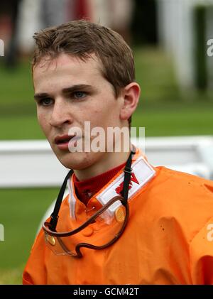 Jockey Nicky Mackay während des Tages eines der glorreichen Goodwood Festival auf Goodwood Rennbahn, Chichester. Stockfoto