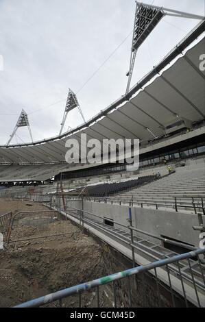 Gesamtansicht des Olympiastadions, das derzeit während des Olympischen Medientages im Olympischen Dorf in London im Bau ist. Stockfoto