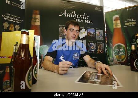 Evertons Leighton Baines während der Fan-Signing-Session im Old Swan Niederlassung von Tescos Stockfoto