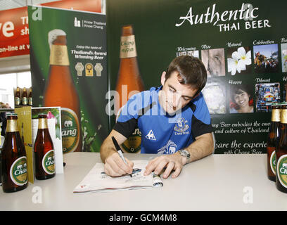 Evertons Leighton Baines während der Fan-Signing-Session im Old Swan Niederlassung von Tescos Stockfoto