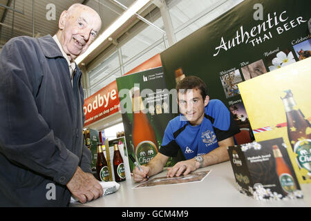 Evertons Leighton Baines während der Fan-Signing-Session im Old Swan Niederlassung von Tescos Stockfoto