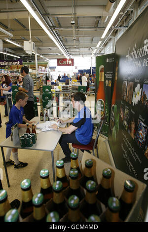 Fußball - Everton FC Signing Session - Tesco - Old Swan Branch - Liverpool. Evertons Leighton Baines während der Fan-Autogrammstunde in der Old Swan-Filiale von Tescos Stockfoto