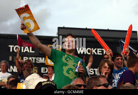 Cricket - Friends Provident Twenty20 - Viertelfinale - Somerset Sabres gegen Northamptonshire Steelbacks - The County Ground, Somerset's Fans beim Friends Provident t20 Viertelfinale auf dem County Ground, Taunton. Stockfoto