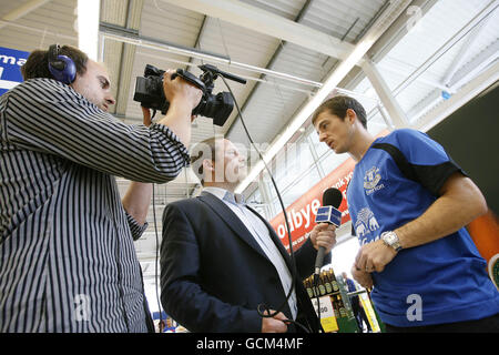 Fußball - Everton FC Signing Session - Tesco - Old Swan Branch - Liverpool. Evertons Leighton Baines während der Fan-Autogrammstunde in der Old Swan-Filiale von Tescos Stockfoto