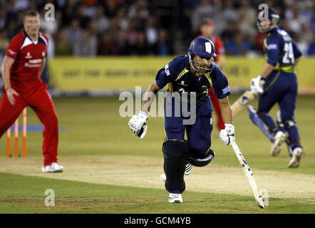 Cricket - Friends Provident Twenty20 - Viertelfinale - Essex Eagles gegen Lancashire Lightning - The Ford County Ground. Essex's Ravi Bopara macht Läufe während des Friends Provident t20 Quarter Final Spiels auf dem Ford County Ground, Chelmsford. Stockfoto