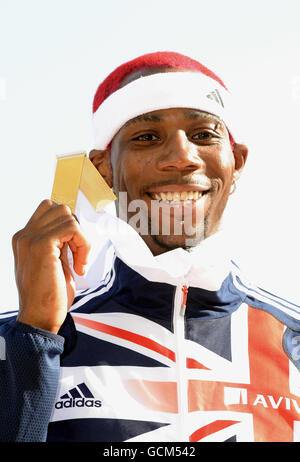 Der britische Phillips Idowu feiert mit der Goldmedaille, die er am vierten Tag der Europameisterschaft im Olympiastadion in Barcelona, Spanien, im Triple Jump gewann. Stockfoto