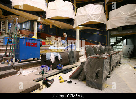 Eine allgemeine Ansicht, da Ingenieure am Freitag, dem 30. Juli 2010, an Bord von Cunards neuem Kreuzschiff, der Queen Elizabeth, an der Fincantieri-Werft in Triest, Italien, arbeiten, bevor sie im Oktober dieses Jahres in Dienst gestellt wird. Stockfoto